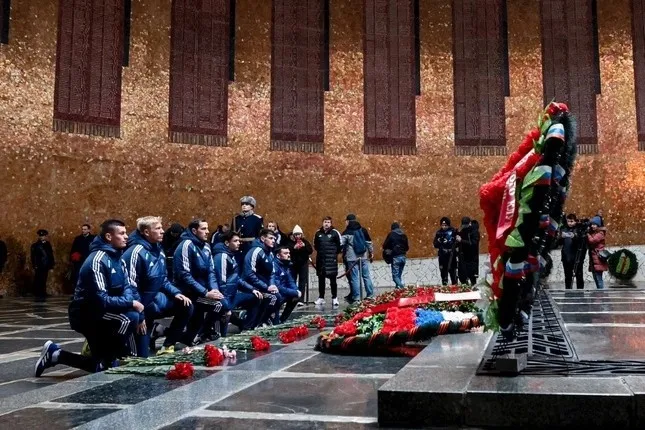Футболисты "Крыльев Советов" участвовали в возложении цветов к Вечному огню на Мамаевом кургане