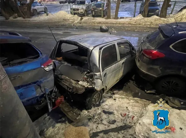 В Самаре молодой водитель Mercedes-Benz снес три припаркованные машины