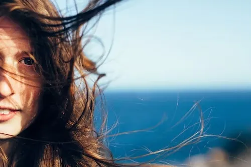 Не собирается утихать: жителей Самарской области вновь предупреждают о сильном ветре