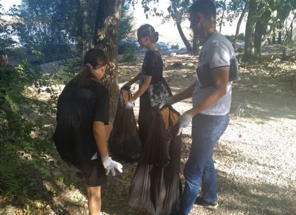 В Жигулевске добровольцы провели экоакцию по очистке берега Волги