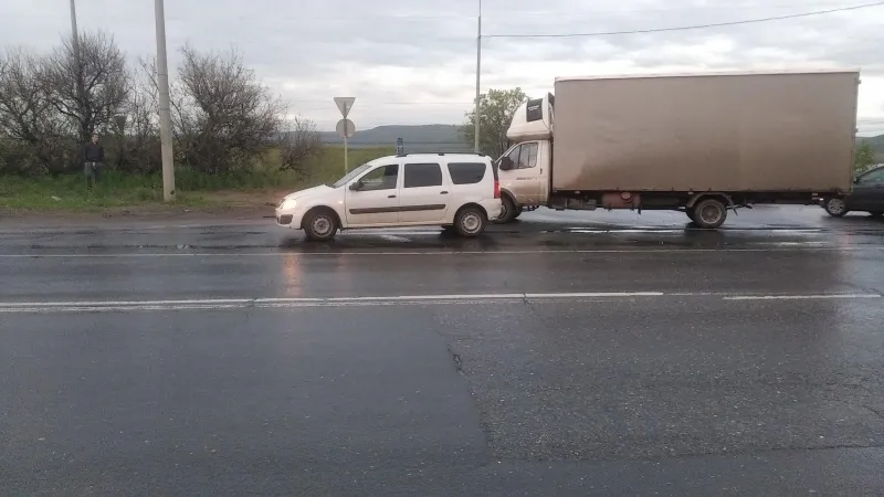 В Тольятти на трассе М5 "Урал" "Ларгус" столкнулся с грузовиком