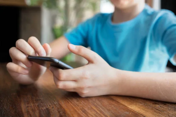 Самарские родители признались, знают ли пароли от телефонов своих детей 