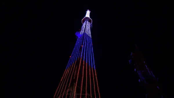 В День добровольца праздничной подсветкой озарилась самарская телебашня