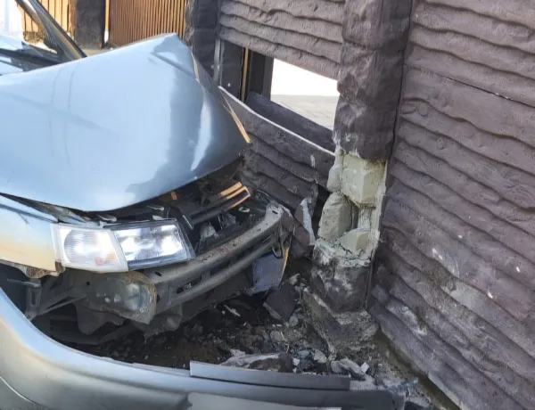 В Самарской области "десятка" пробила забор