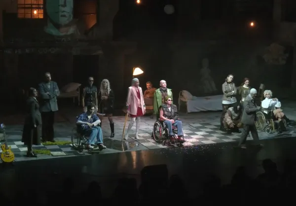 Книжный мир на сцене: в "СамАрте" показали "Дом, в котором..."