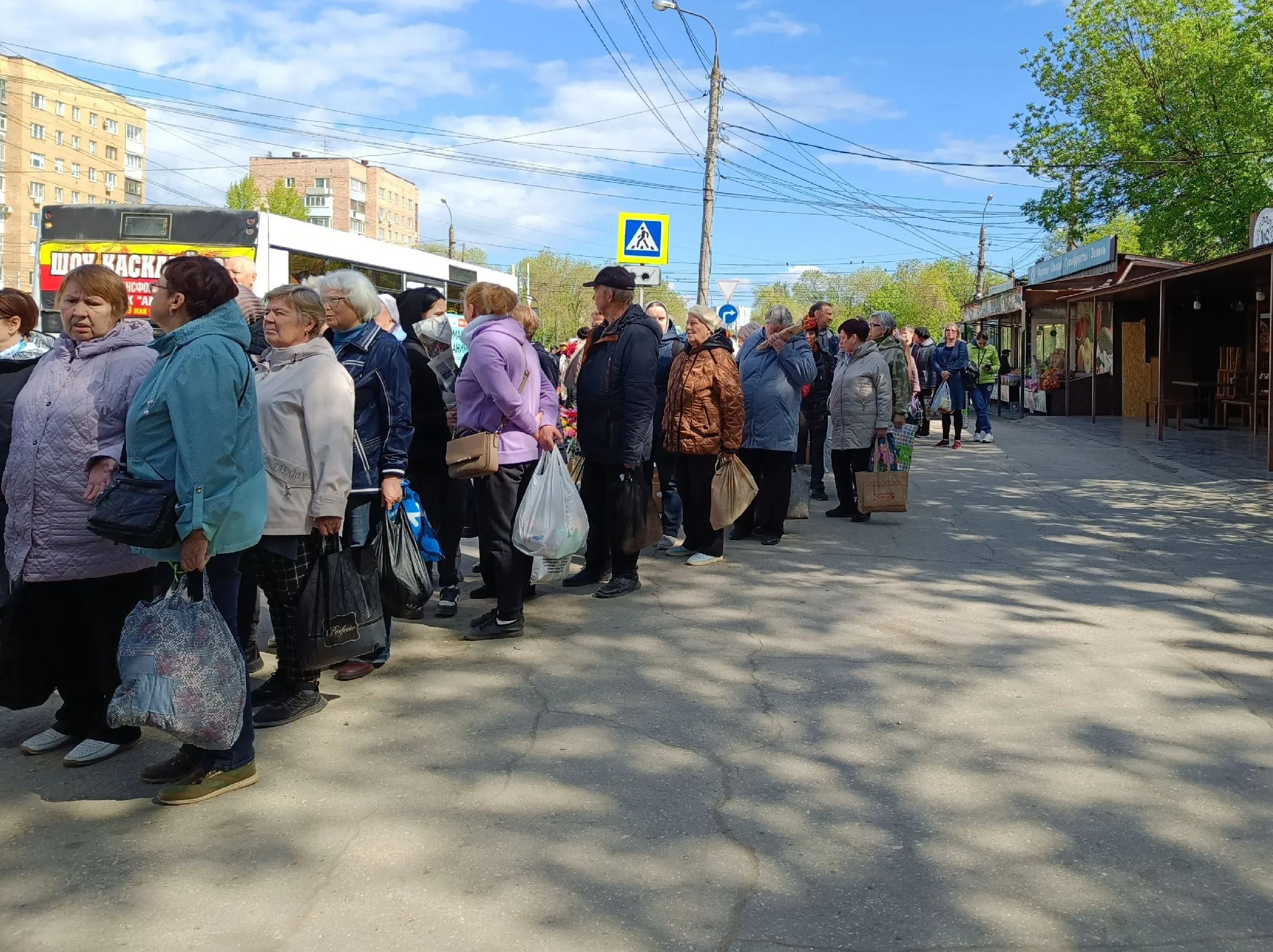 Праздник Радоницы: самарцы массово отправились на кладбища | СОВА - главные  новости Самары