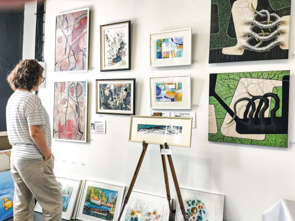 Поля, морские жители и танцы: самарские художницы представили свой взгляд на лето на выставке абстрактного искусства