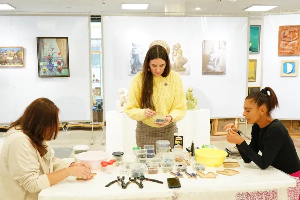 Светящееся искусство: Алена Медведева обучает самарцев старинному ремеслу