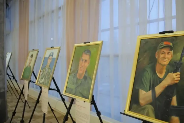 "В сердце и памяти": выставка портретов участников СВО открылась в Тольятти