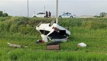 Двое пострадали: на трассе в Самарской области легковушка вылетела в кювет и перевернулась