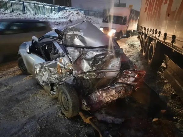 Водитель Datsun врезался во встречный грузовик в Самаре