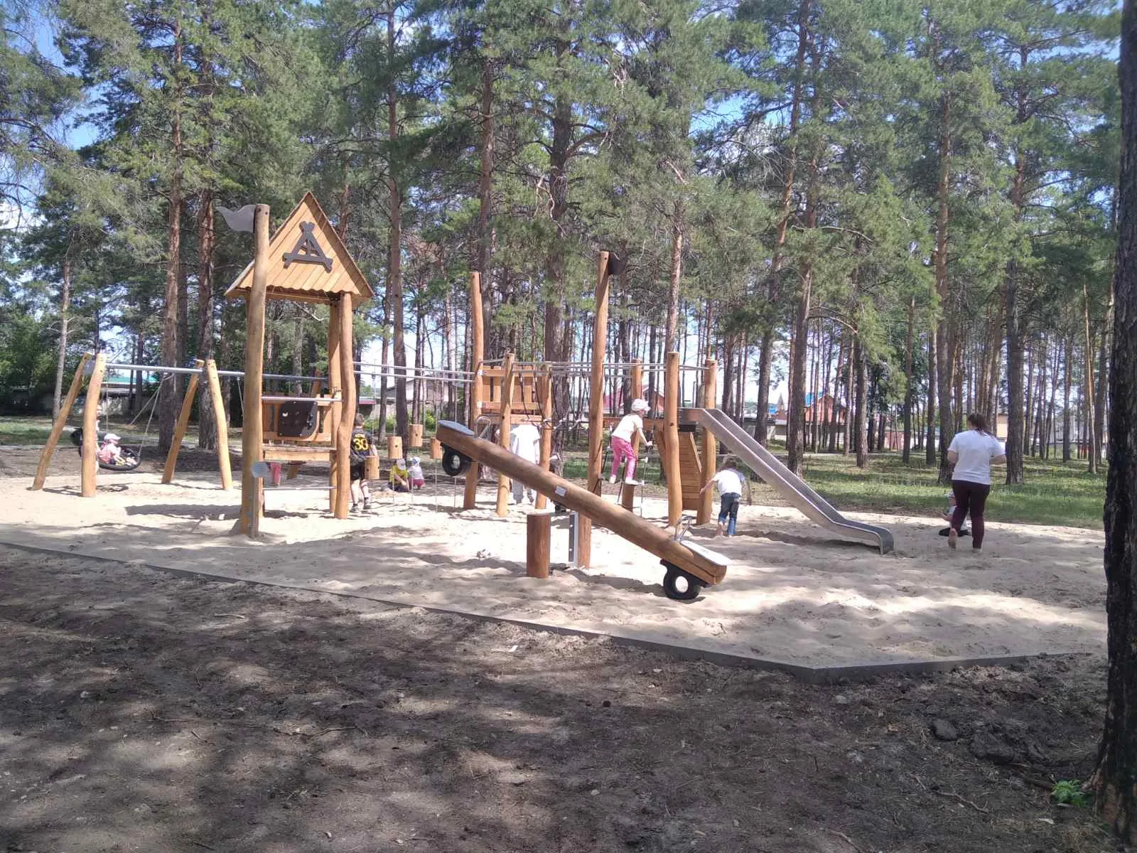 В Кинеле в парке "Сосновый бор" появилась детская площадка из натурального дерева