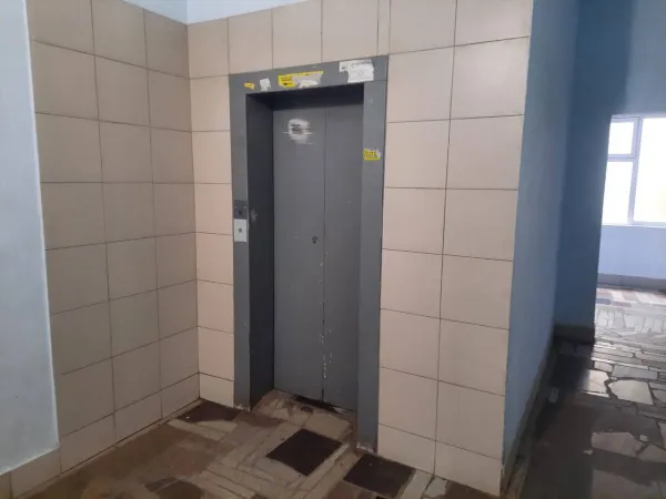 В Самаре на ул. Тухачевского заблокировался лифт с 10-летним мальчиком