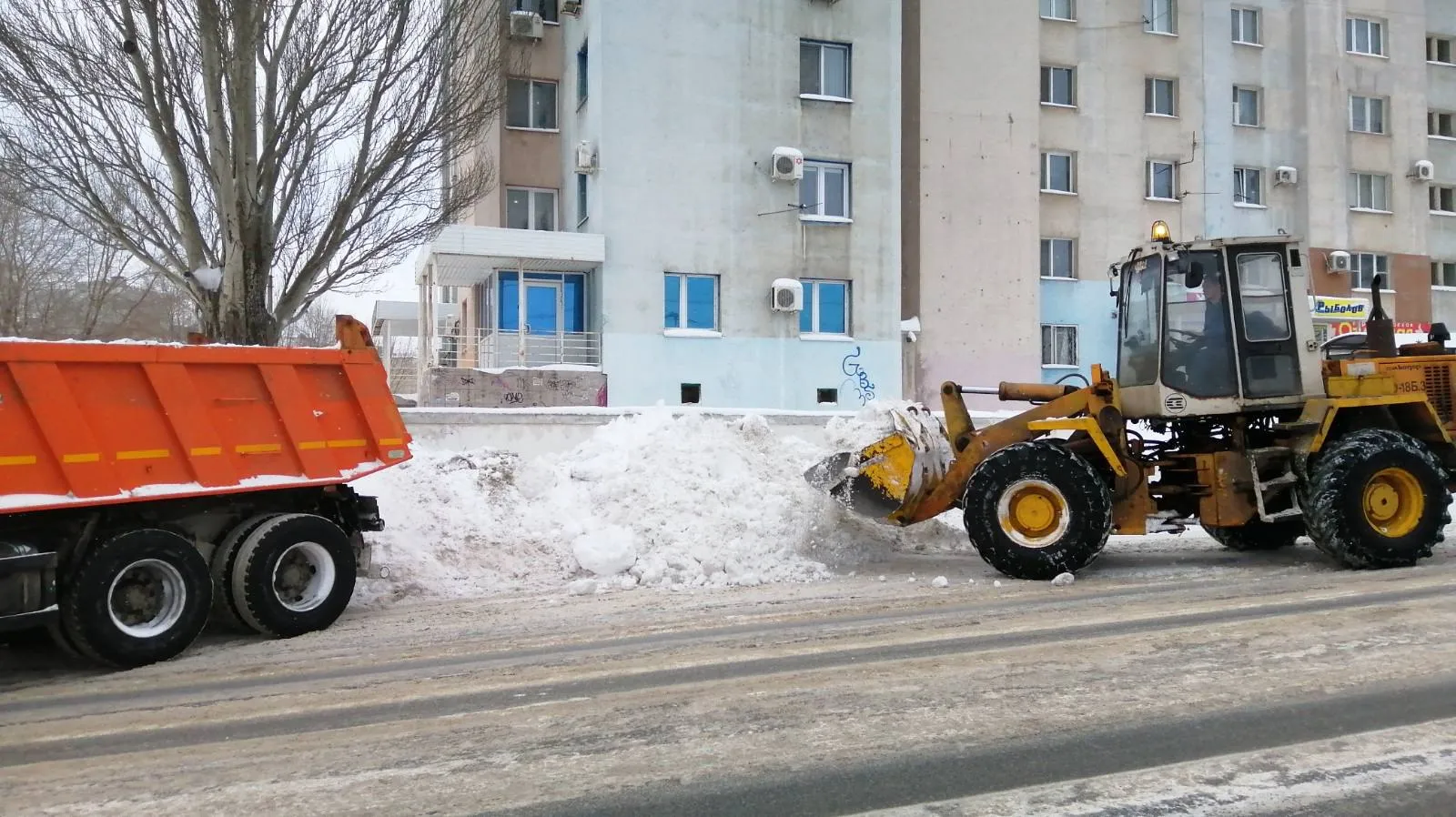 122 человека и 59 спецмашин: как убирают снег в Новокуйбышевске | СОВА -  главные новости Самары