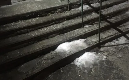 В Самаре начали расследование уголовного дела из-за падения глыбы льда на ребенка