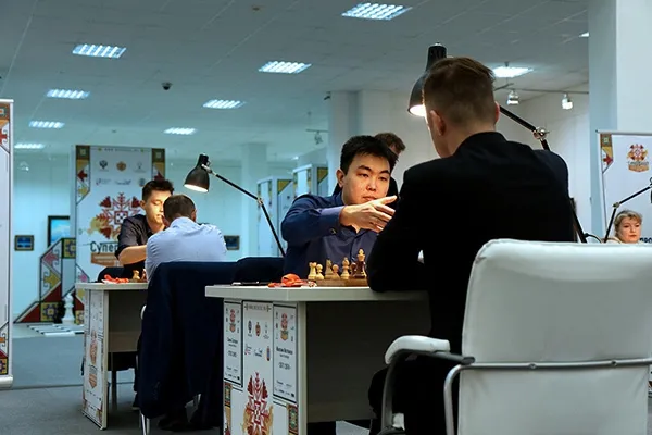Гроссмейстер из Тольятти после восьми туров чемпионата России по шахматам возглавил таблицу суперфинала
