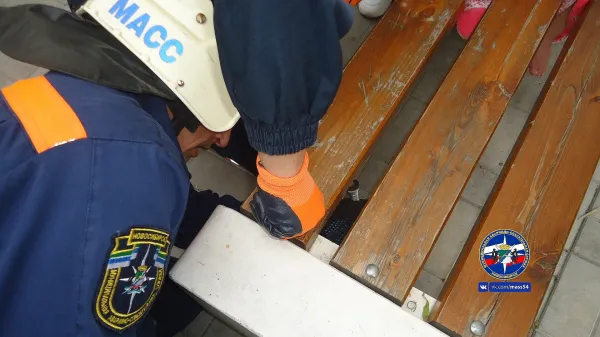 Потребовалась помощь спасателей: годовалая девочка застряла в деревянной скамейке в Новосибирске