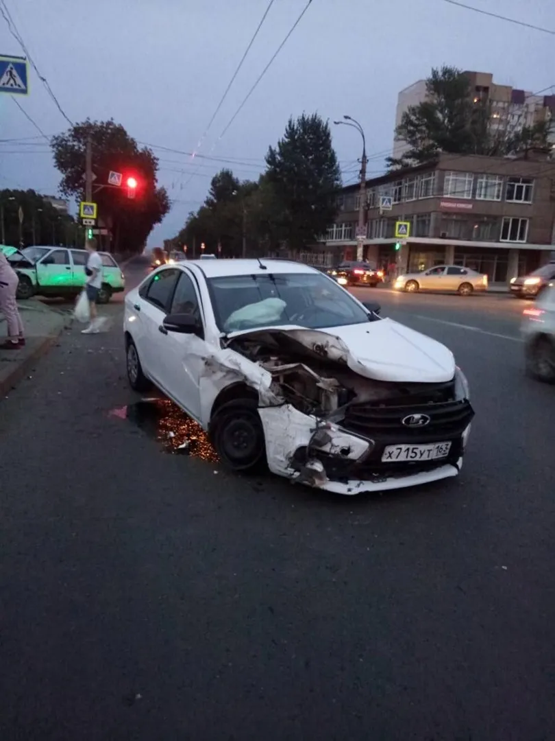 В Самаре машина влетела в столб после аварии с 