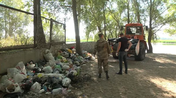 "Призываем не мусорить!": лесники очистили дикий пляж на Соке в Самарской области