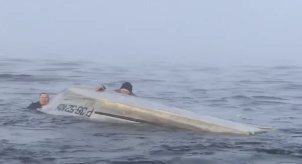 В Самаре лодку с рыбаками протаранила баржа 