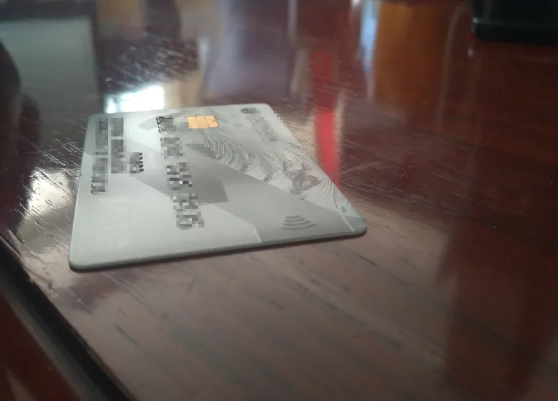 Житель Самары решил погреться в чужой машине, сломал стекло и прихватил банковскую карту