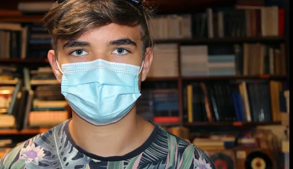 Роспотребнадзор смягчил антиковидные ограничения для школьников