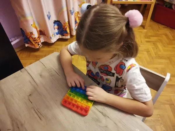 Российские ученые доказали пользу антистресс-игрушек для детей, увлеченных гаджетами