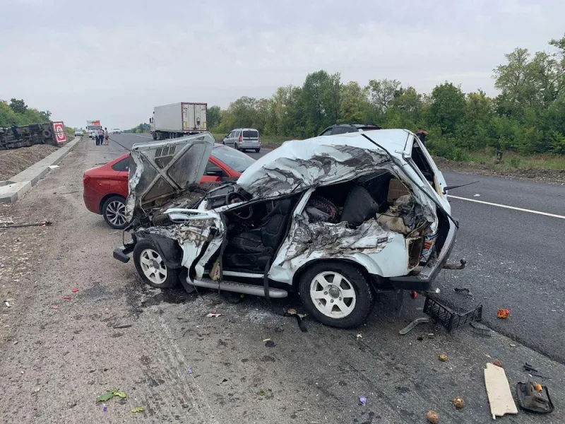 В Самарской области водитель грузовика устроил массовое ДТП на трассе М5