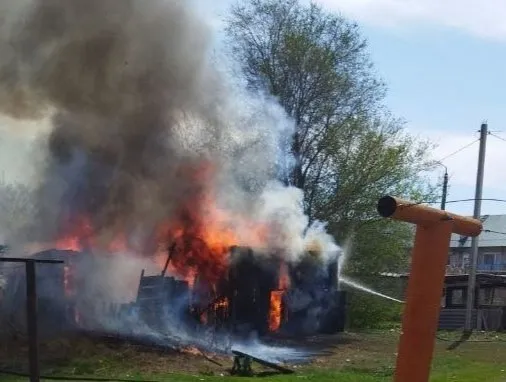 В Самарской области 21 апреля вспыхнули хозпостройки на 100 "квадратах"