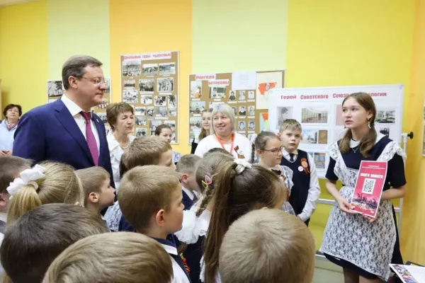 Губернатор Дмитрий Азаров передал ученикам школы  3 Октябрьска музейный экспонат от участников СВО