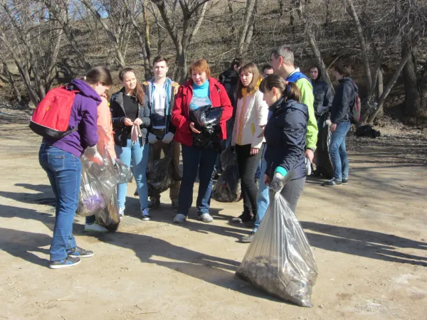 В Тольятти волонтеры собрали десять тонн мусора на лесном берегу