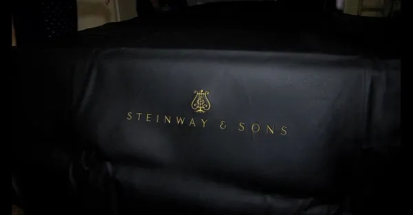 В Самарскую филармонию доставили новый музыкальный инструмент