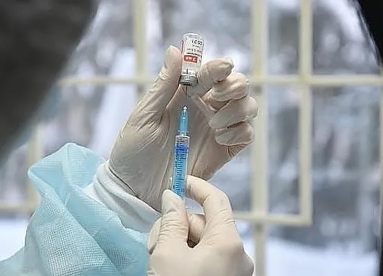 Жителям Рощинского помогли получить QR-код о вакцинации от коронавируса