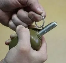 Перед входом в зал судебных заседаний приставы скрутили гражданина, который заявил, что пришел с гранатой и пистолетом