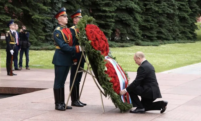 Цветок на столе у путина название