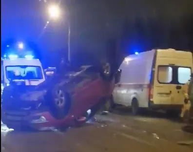 В Самаре на Южном мосту опрокинулась на крышу легковушка