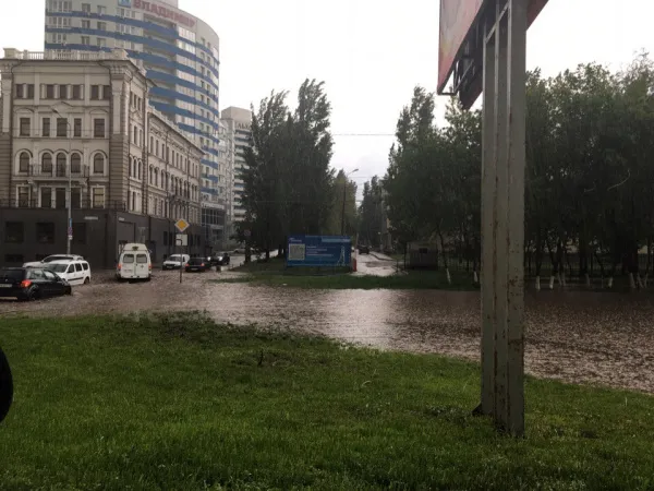 Самару в ливень сковали 10-балльные пробки