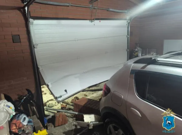 В Смышляевке пьяный водитель на иномарке пробил забор и влетел в дом соседа