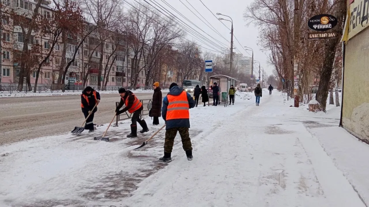 В Самаре в дневную смену службы благоустройства привлекут к уборке  последствий снегопада порядка 3,5 тыс. человек | СОВА - главные новости  Самары