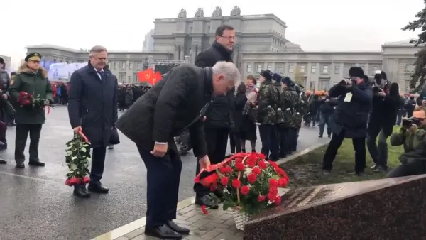 Дмитрий Азаров возложил цветы к памятному знаку
