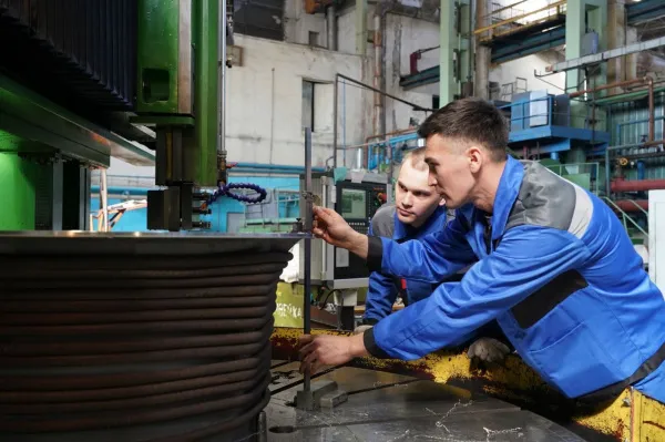 Попасть в хорошие руки: практика наставничества на промышленном производстве