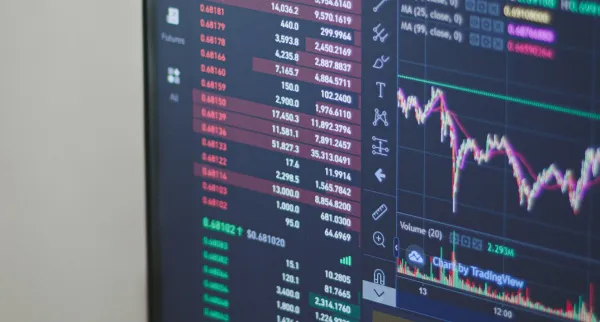 Мосбиржа отложила старт торгов на фондовом рынке