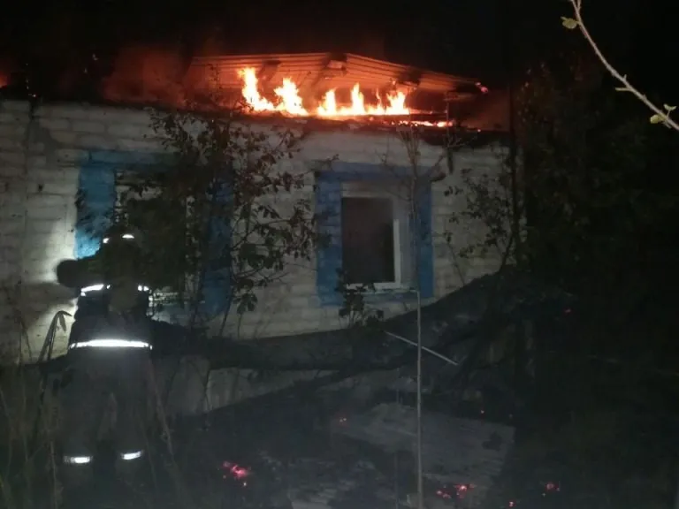 В поселке Нижнеозерецкий Самарской области ночью 2 октября сгорел дом