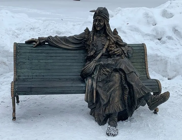 В Самаре вандалы пытаются оставить Бабу-ягу без носа