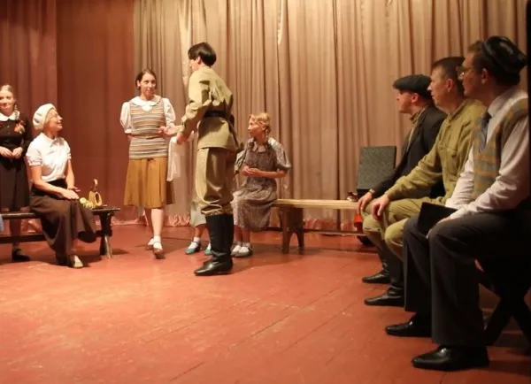 Самарские актеры показали спектакль Танцплощадка 1945 для участников СВО в военном госпитале