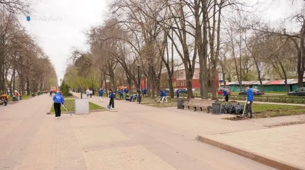 Субботник прошел на Аллее трудовой славы в Промышленном и Кировском районах Самары