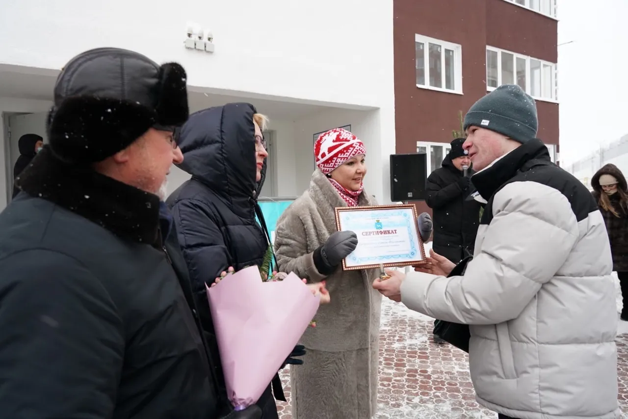 Под крышей дома своего: в Самаре 26 детей-сирот получили новые квартиры |  СОВА - главные новости Самары