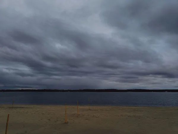 Врач рассказал, как метеочувствительным людям пережить температурные качели