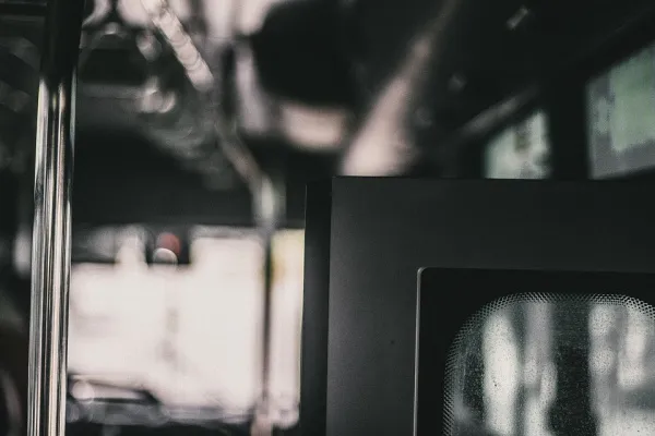 В Самарской области автобус протащил по асфальту пожилую женщину