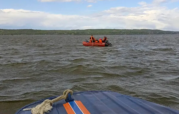 Течение уносило все дальше: в Самарской области спасатели вытащили из Волги сломанную лодку со взрослыми и детьми